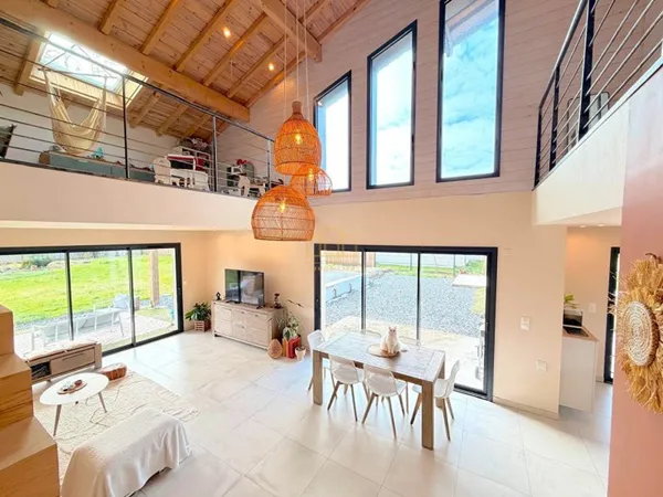 Maison contemporaine avec piscine, studio et garage à vendre à