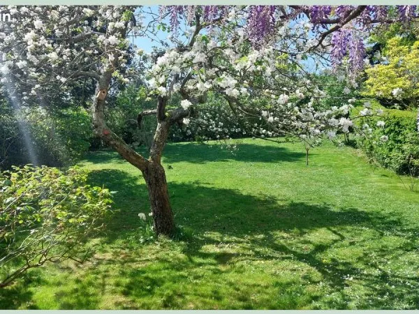 Grand appartement avec 3 chambres, terrasse et jardin, parking intérieur, piscine dans résidence