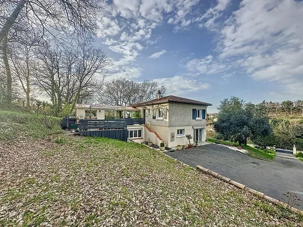 A vendre maison Auch 6 pièces 144 m2 terrain clôturé de 2500m2 avec garage.