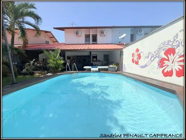 A VENDRE A KOUROU (GUYANE FRANCAISE) UNE MAGNIFIQUE VILLA T5 (R+1) de 97 m² - TERRAIN DE 306 m² - AU