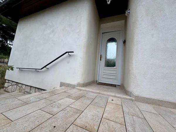 MAISON SUR SOUS-SOL, BORD CANAL, EMPLACEMENT STRATEGIQUE, VU