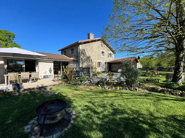 Maison spacieuse de 7 pièces à vendre à Saint Maurice la Clouère