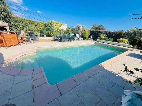 Villa de plain pied proche village tous conforts !