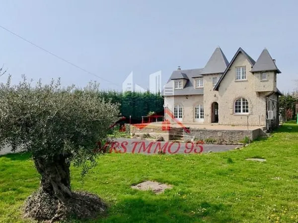 Propriété de charme de 216 m2 avec piscine et 2 dépendances, sur terrain 2798 m2