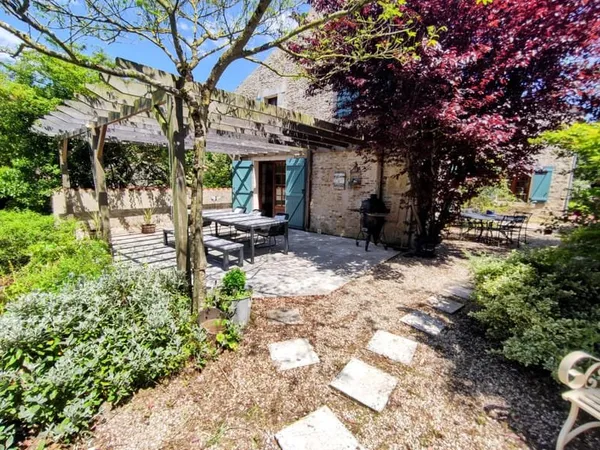 Charme, espace et tranquillité - Propriété en pierre magnifiquement rénovée avec piscine et dépendan