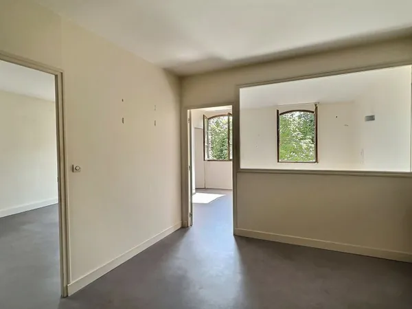 Local commercial 5 pièces 250 m²