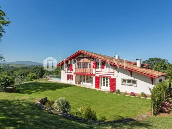 LARREISTA - Superbe Ferme Basque Rénovée avec Piscine et Vue Pan