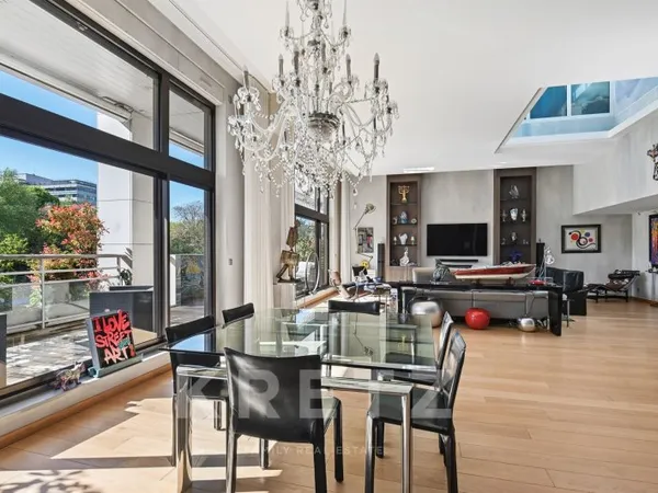 Maison contemporaine de 400m2 en bord de Seine avec roof top