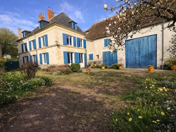 Maison de caractère 332 m² - Terrain 2 489 m² - Piscine - Dépendances - Proche Magny-Cours
