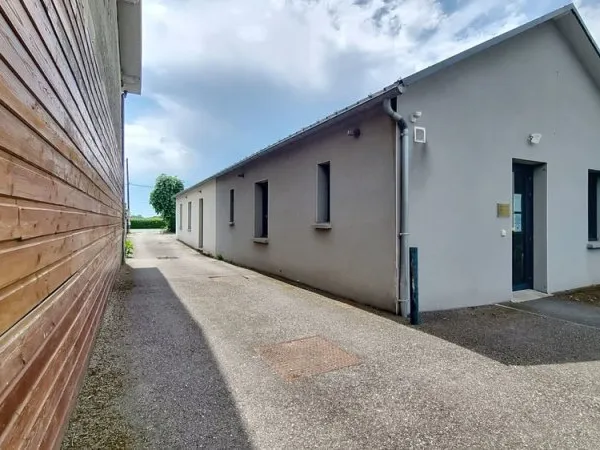 Local professionnel 100 m² + parking privé emplacement exceptionnel.