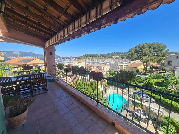 * Vue Mer imprenable* Maison 5 Pièces avec 3 Chambres * Terrasse et Piscine * Garage * (83430) SAINT