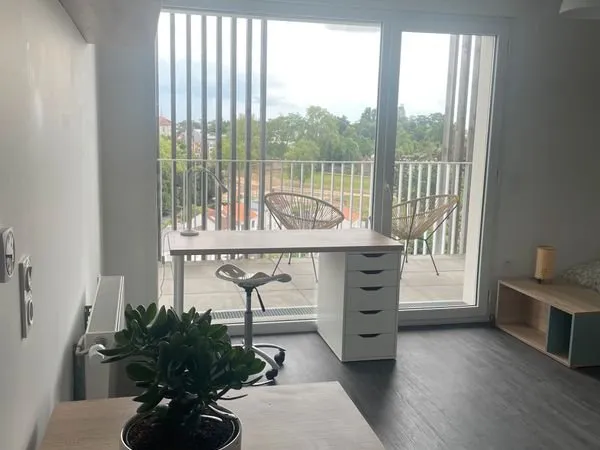 Loue studio 22m2 Nantes quartier Perverie Petit Port Facultés Audencia, avec terrasse et très lumine
