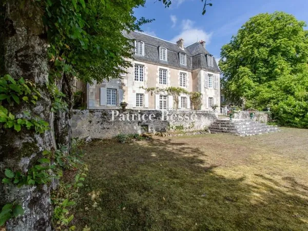 Dans une commune touristique de la Vienne, un petit château du 18e s., son pavillon et son jardin de