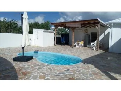 JOLIE VILLA F3 MEUBLEE AVEC PISCINE STE MARTHE