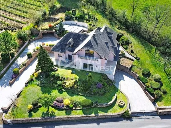 Maison de caractère de 236 m² avec vue panoramique et piscine