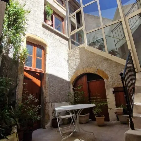 Maison en centre ville de VIC-LE-COMTE avec 3 chambres
