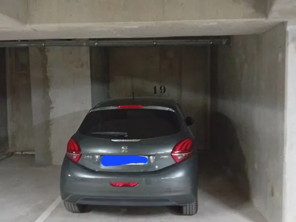 Loue Grande place parking intérieur - Antony - 19m²