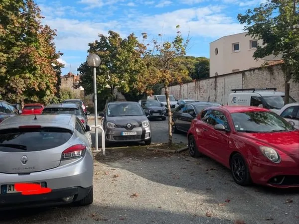 Place de parking à louer entre Victoire et Bergonie/tram B