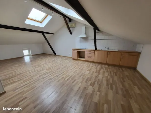 Location appartement T2 35 m² non meublé avec cuisine équipée, 530 C.C