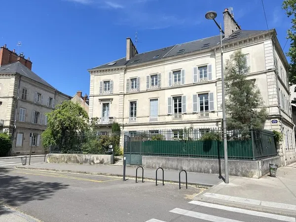 Très bel appartement place Saint Bernard