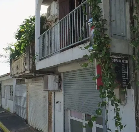 Immeuble d'habitation avec local commercial