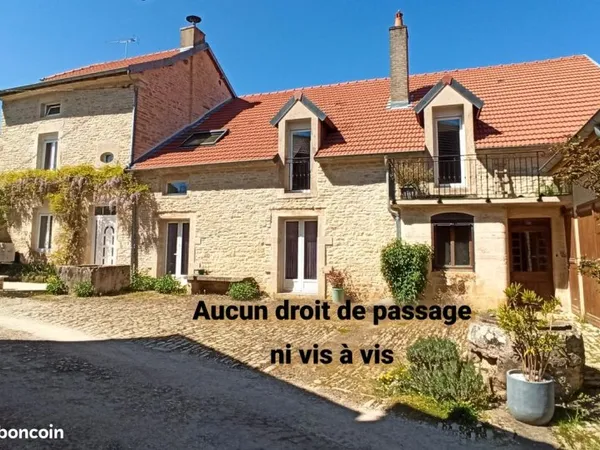 Maison en pierres apparentes avec dépendances
