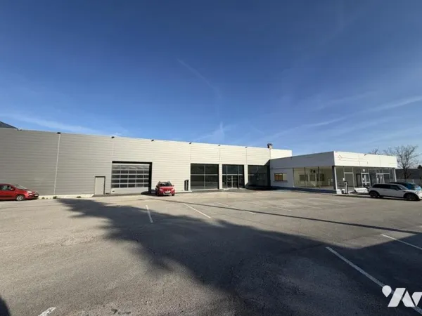 Local 700 m²