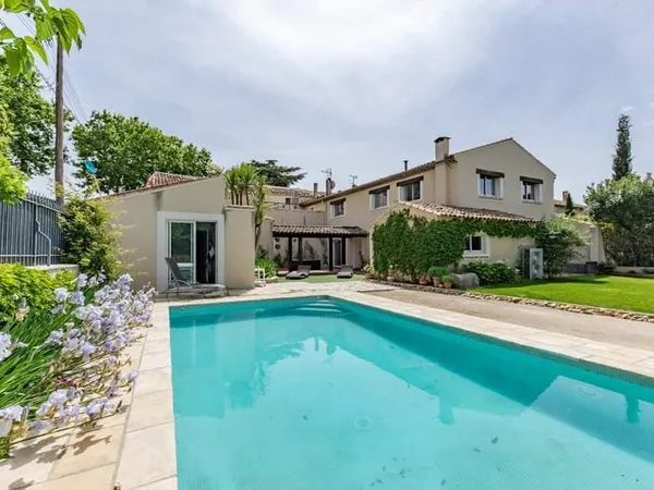 Proche Pezenas, pièces à vivre 80 m², 6 chambres, beau terrain avec piscine, garage, dependances
