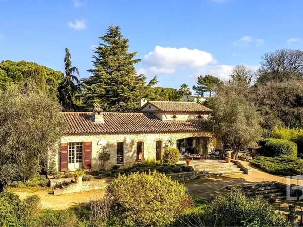 Mas provençal en pierre à Mougins avec vue panoramique