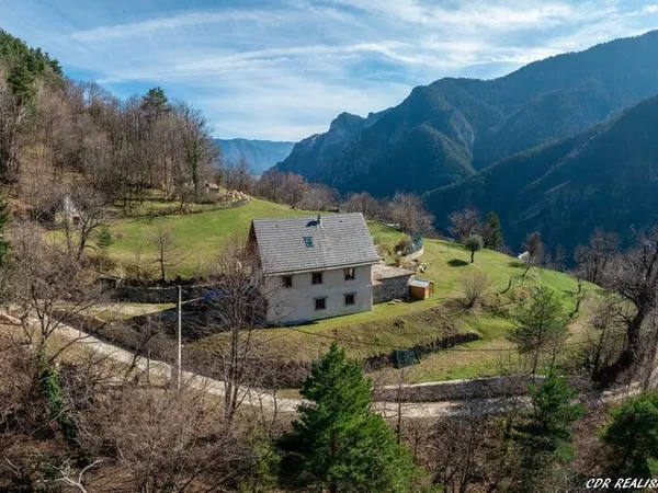Propriété d'exception! Très beau chalet 4 pièces sur plus d'