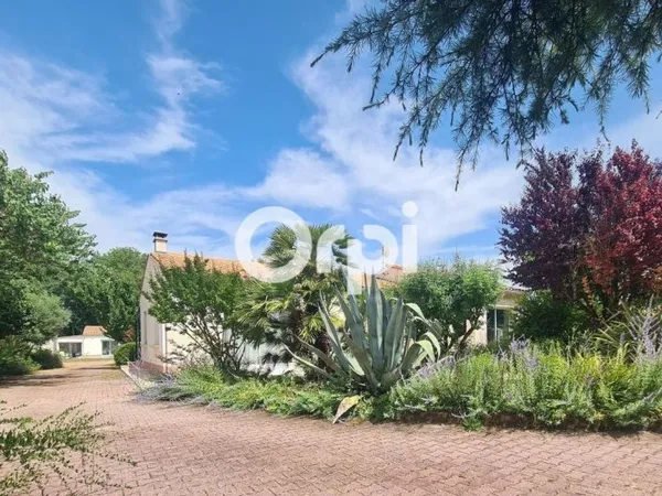 Ensemble immobilier de 2 maisons d'habitation sur un parc de 2355 m²