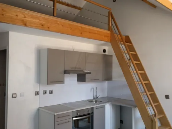 F2 40m2 (30+10m2 mezzanine) dispo 1/04 - Centre-ville VOULX