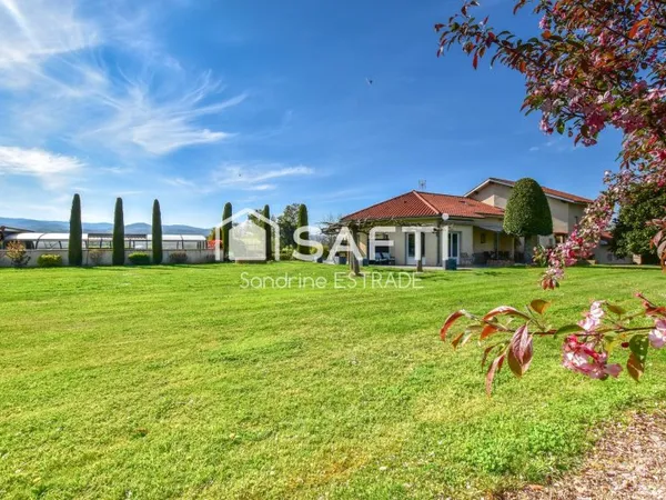 Propriété de charme avec piscine, vue montagnes et terrain paysagé !