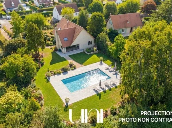 Maison 8 pièces de 256 m2 avec piscine - Saint-Contest