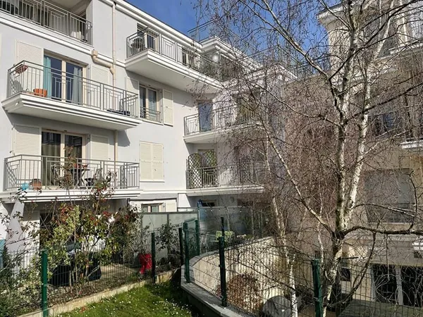 Clamart Centre : Studio calme, lumineux avec terrasse.