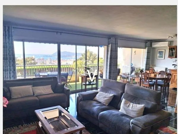 Nue propriété - Appartement T4 de 112 m2 avec terrasse et garage fermé - Monsieur 86 ans