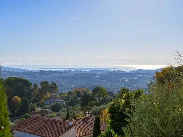 MOUGINS - VILLA À RENOVER 160 m2 TRÈS CALME PROCHE VILLAGE, VUE