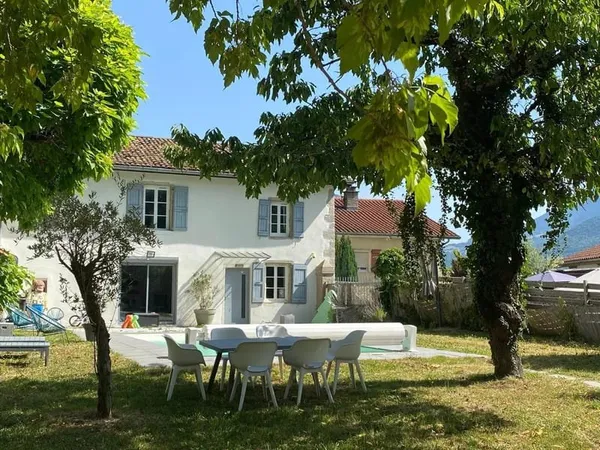 JOLIE MAISON ANCIENNE RENOVEE A VEUREY VOROIZE