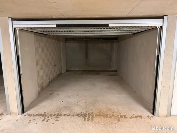 Grand garage fermé 18 m² - résidence neuve - Caluire Vassieux