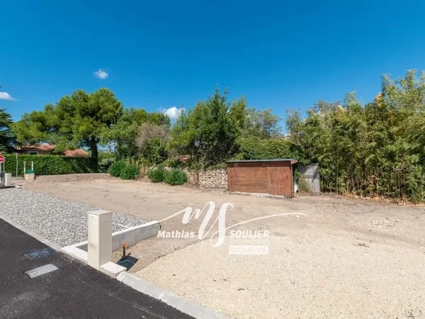 Terrain constructible plat, viabilisé, avec permis