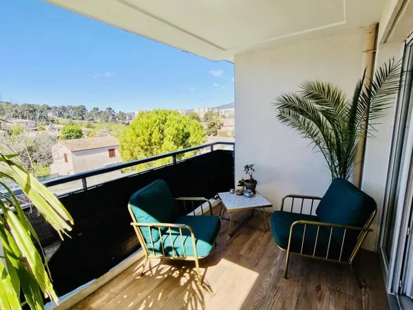Les Olives : appartement T3 de 63 m2 avec balcon et box double