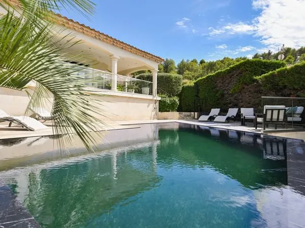 Maison de plein pied avec piscine