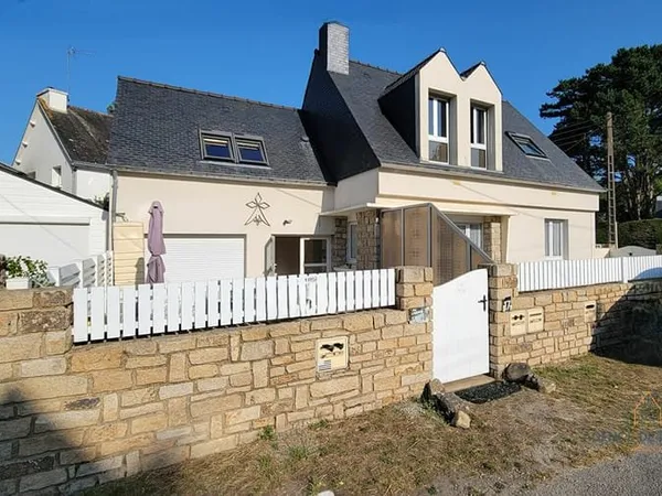 Opportunité à Saint-Colomban : Maison avec 3 appartements et grand garage