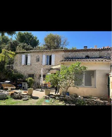 Mas en pierre proche Uzès