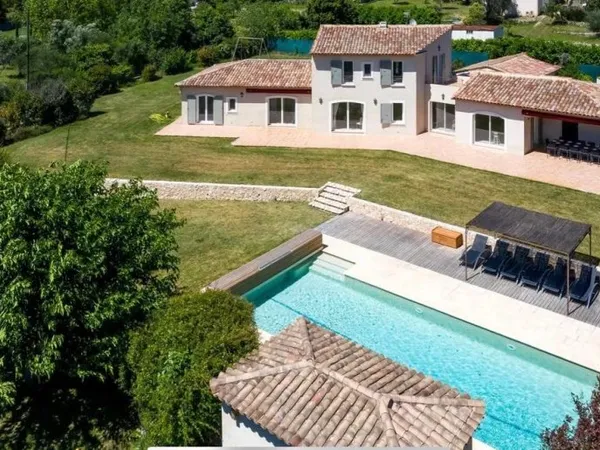 Villa 5 Chambres / 5 Salles de bain - Piscine - grand jardin plat