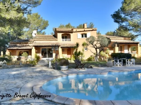 Dpt Bouches du Rhône (13), à vendre LA DESTROUSSE Maison Provençale de 230 m², piscine, sur terrain 