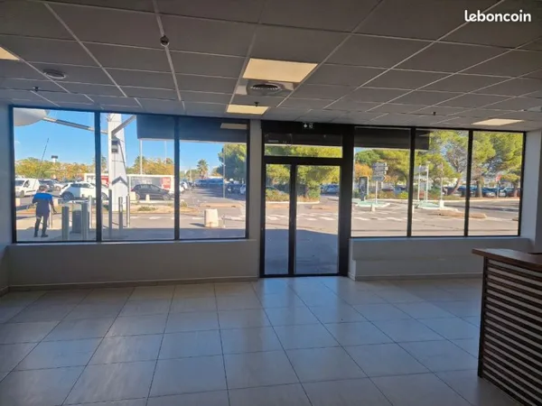Local commercial refait à neuf - Idéal restaurant du midi avec grande terrasse et parking
