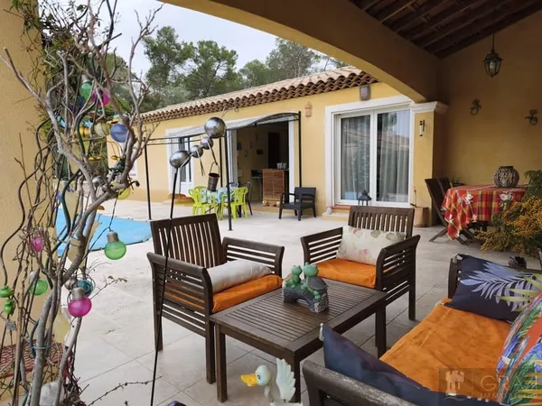 Maison contemporaine avec piscine et dépendance Environnem