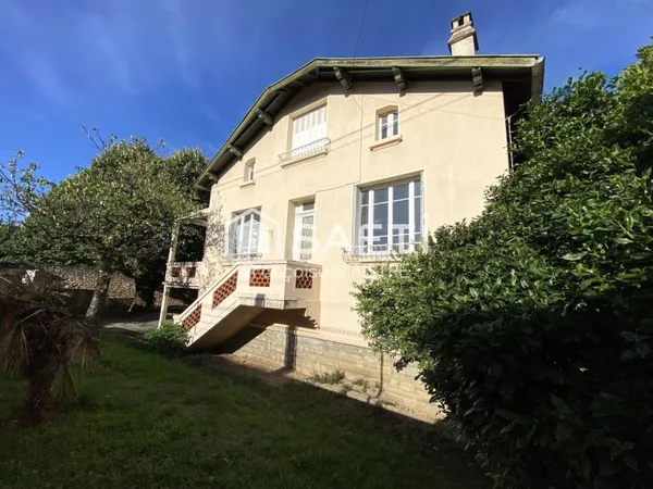 Maison bourgeoise 4 chambres sur sous-sol avec parc arboré et piscine.