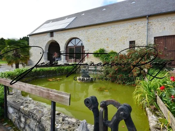 Blosville, à 10 kilomètres de la plage, propriété en pierres de 292 m² avec un gîte, une piscine et 